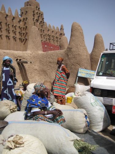 Tea Saleswomen Outside The Grand Mosque